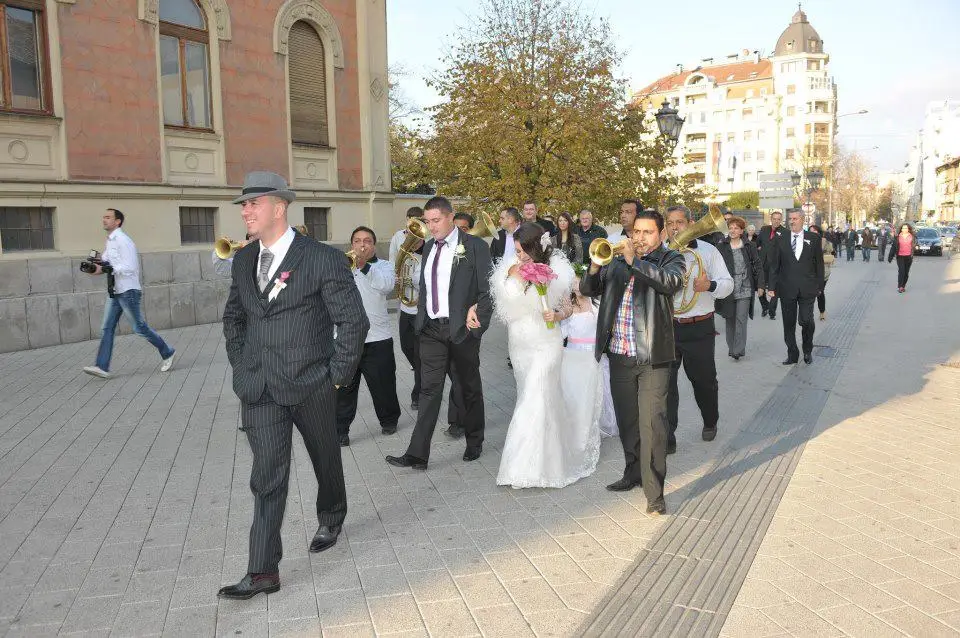 pratimo mladence od kuce do vencanje